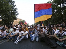 В Ереване депутаты выстроили живую стену между полицией и митингующими