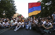 В Ереване депутаты выстроили живую стену между полицией и митингующими