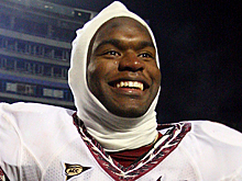 Звезда американского футбола бросил спорт ради медицины. Теперь его противник — коронавирус