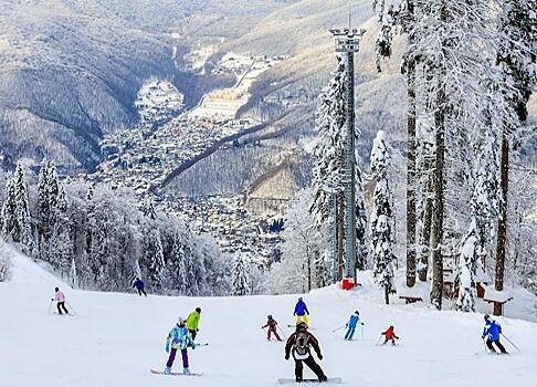 Часть горнолыжных трасс в Сочи закрыли из-за прошедшего ночью снегопада