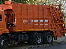 В Самаре мусоровоз провалился в огромную выгребную яму