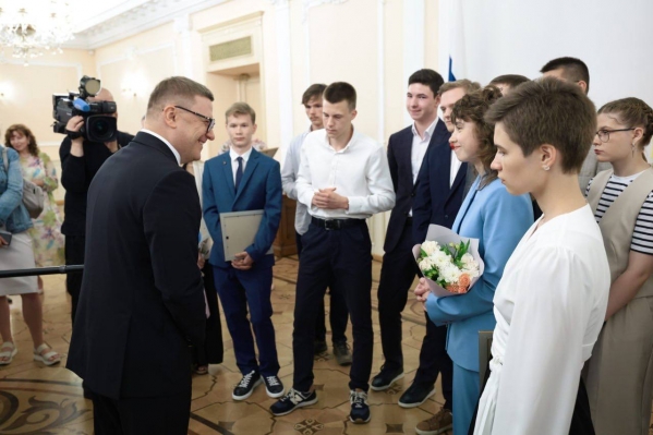 Алексей Текслер наградил отличившихся на ЕГЭ школьников