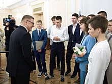 Алексей Текслер наградил отличившихся на ЕГЭ школьников