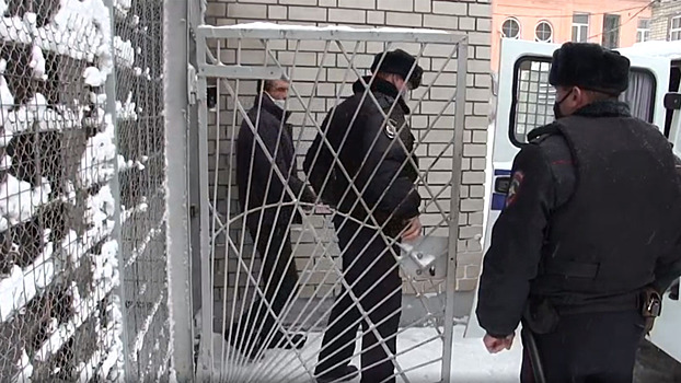 Полицейские Саратовской области спасли мальчика от вооружённого отца, грозившего ему расправой