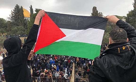 В Британии юристы обвинили Тауэр-Хамлетс в отсутствии реакции на развешанные в районе палестинские флаги