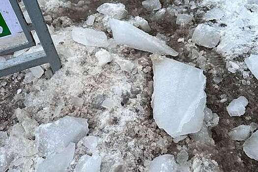 В Уфе пенсионерке на голову рухнула глыба льда с крыши