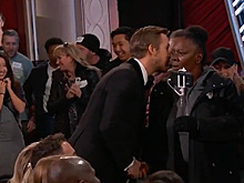 Поцеловавший шокированную туристку на «Оскаре» Райан Гослинг стал мемом