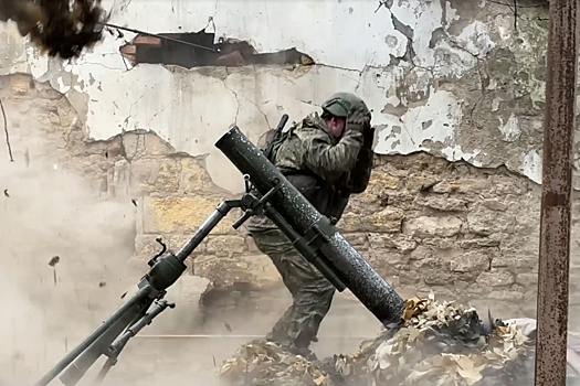 Военнослужащие 120-мм миномета 18-й общевойсковой армии из состава группировки войск «Днепр» продолжают выполнять огневые задачи по поддержке штурмовых групп, уничтожению пунктов управления беспилотных летательных аппаратов (БпЛА), лодок и личного состава ВСУ на правом берегу Днепра