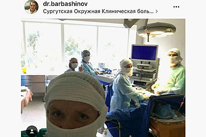 Сибирский проктолог делал селфи на фоне пациентов во время операции