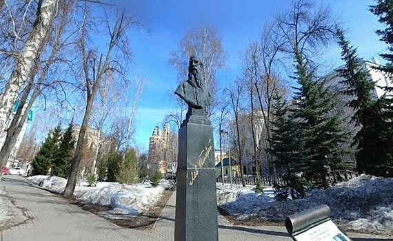 Установленные на казанских улицах бюсты Максима Горького и Льва Толстого отреставрируют за 3,8 млн рублей