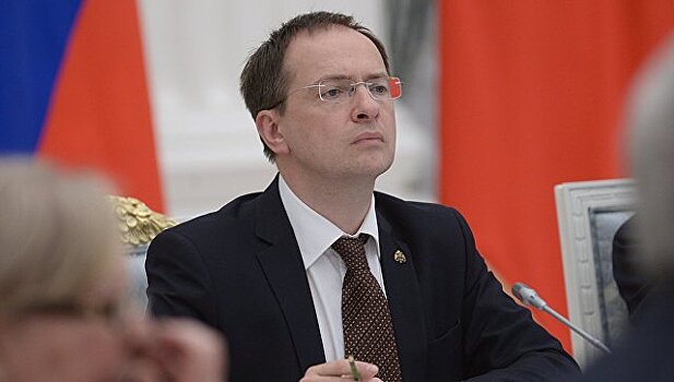 Мединский предложил популярным блогерам бесплатный вход в музеи и театры