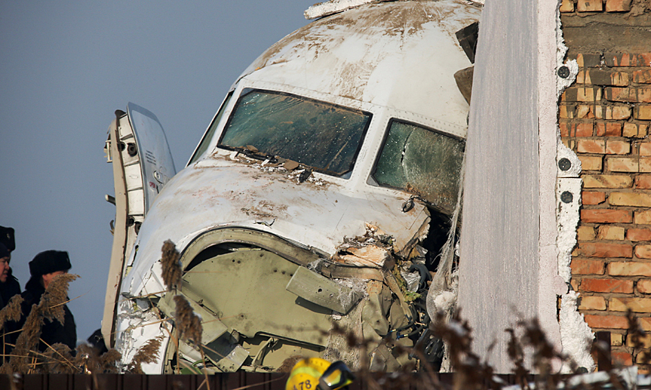 Борт, выполнявший рейс «Алма-Ата – Нур-Султан», во время взлёта потерял высоту, пробил бетонное ограждение и врезался в двухэтажное здание, сообщает РИА Новости. На данный момент сообщается о 14 погибших и 35 пострадавших.