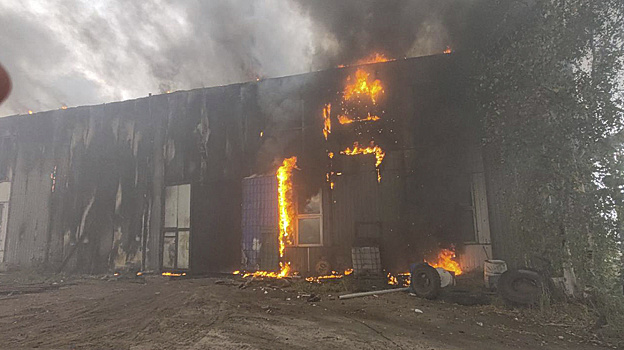 В Нижневартовском районе полностью ликвидировали пожар в гаражном боксе