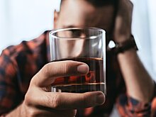 Нарколог предупредил об опасности употребления алкоголя натощак