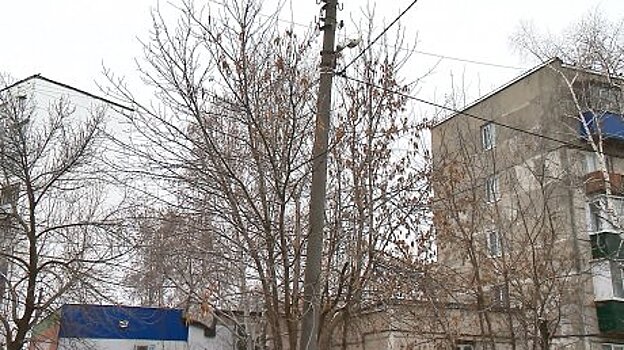 На улице Ворошилова опасно наклонился столб