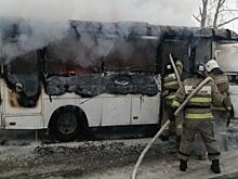 В Каменске-Уральском пассажирский автобус загорелся во время движения
