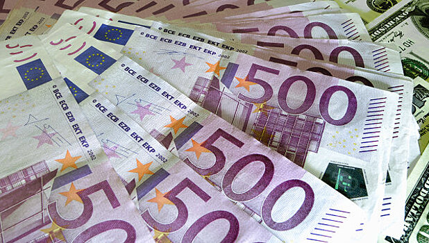 Евро упал ниже 55 рублей