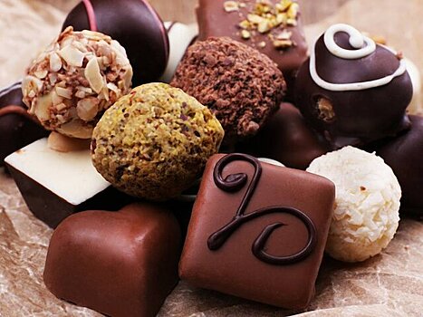 Нарколог Теслер: в конфетах с коньяком или ликером содержатся "мизерные дозы" спиртного