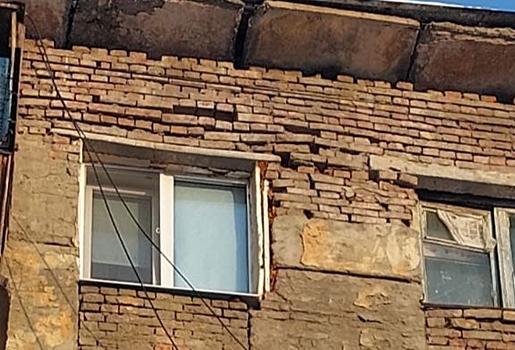 «Есть опасность обрушения»: суд обязал мэрию Омска расселить дом на Магистральной