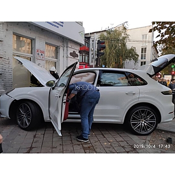 Porsche Cayenne протаранил здание в центре Краснодара (видео)