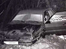 Девушка за рулем вылетела с дороги, катая молодого человека на тюбинге