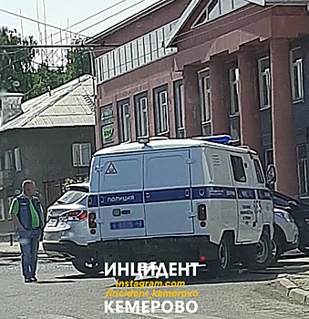 Полицейский автомобиль столкнулся с легковушкой в столице Кузбасса