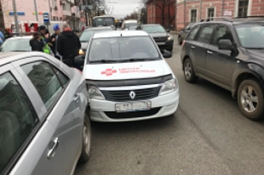 Возле Красной площади в Ярославле произошло тройное ДТП