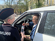 "Трезвое решение": в Самаре инспекторы ДПС дарят водителям подарки и напоминают о правилах