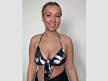 Женщина с большой грудью показала, как носить купальник