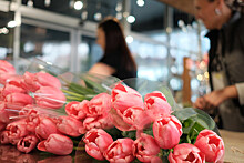 Россиянки назвали цветы самым желанным и бесполезным подарком на 8 Марта