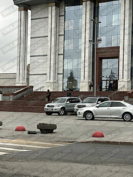 В Екатеринбурге силовики оцепили здания правительства и законодательного собрания