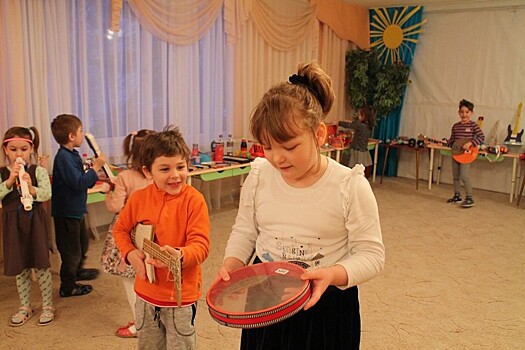 Школьники и их родители представили на выставке собственноручно изготовленные музыкальные инструменты