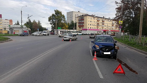Пострадавший водитель сам обратился в травмпункт после ДТП на одном из перекрестков Вологды