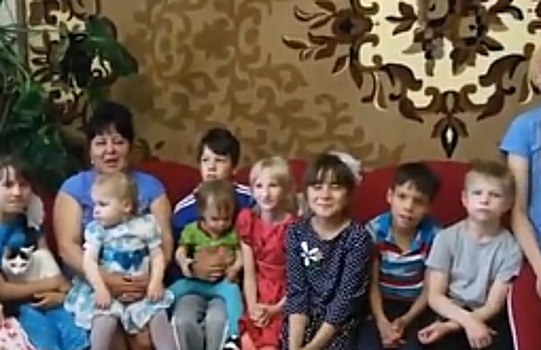 В Иркутской области полицейские помогли женщине с десятью детьми добраться до дома