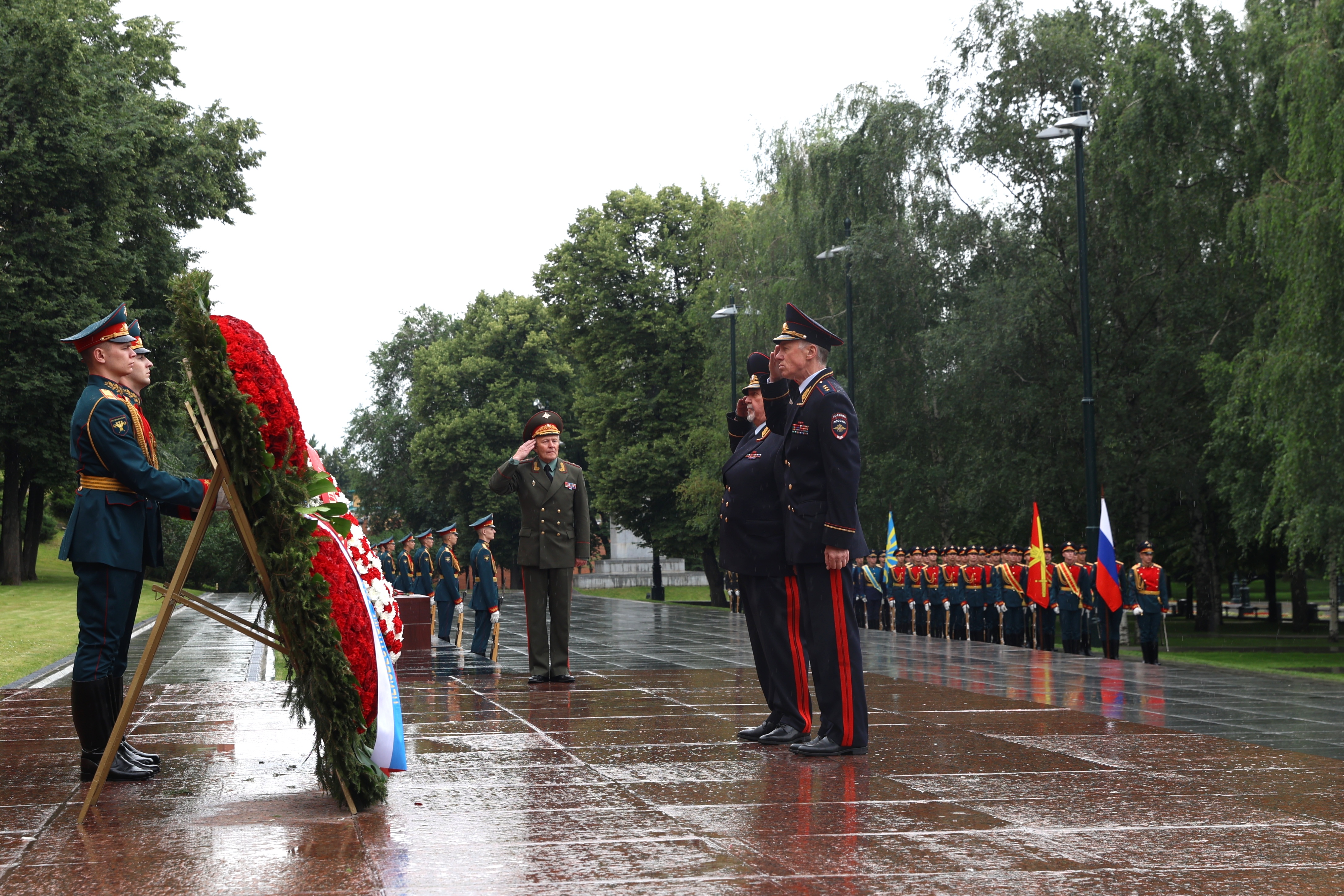 Руководители подразделений МВД России почтили память павших в Великой Отечественной войне