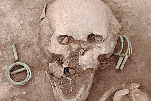 В Хакасии нашли погребение с украшениями бронзового века