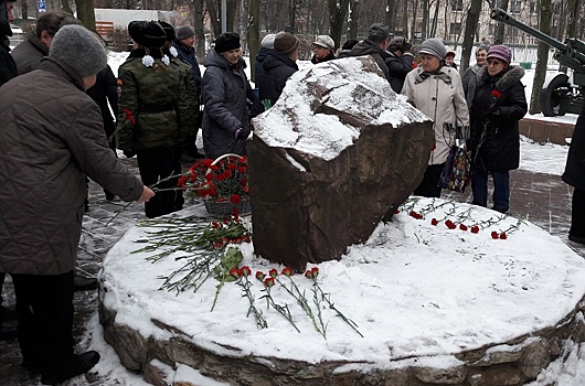 В сквере гвардии полковника Ерастова почтили память воевавших под Москвой