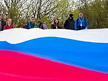 Сергей Кириенко развернул масштабный флаг России на вершине Машука