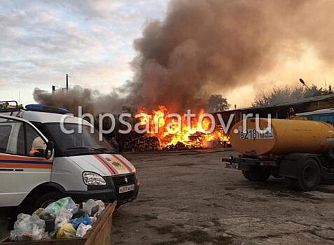 В Энгельсе горят склады «Покровск-мебель»