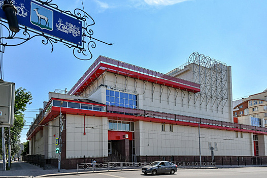 "СамАрт" сыграл спектакль на Патриарших прудах в Москве