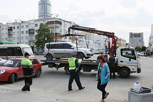 В Екатеринбурге подорожала эвакуация авто: С чем это связано и во сколько обойдется спецстоянка