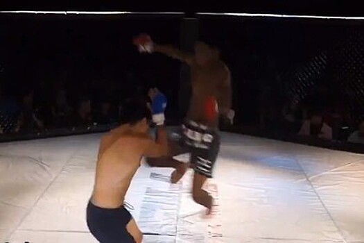 Боец MMA нокаутировал соперника коленом за четыре секунды