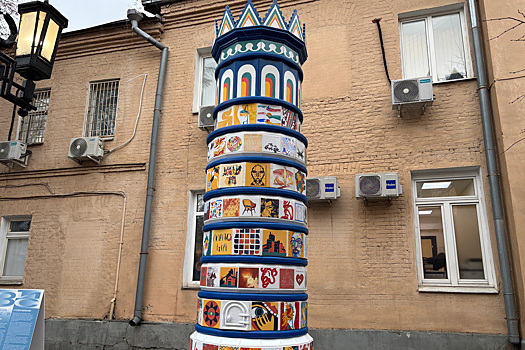 Печка-труба согревает москвичей: во дворике на Петровке появилась новая инсталляция