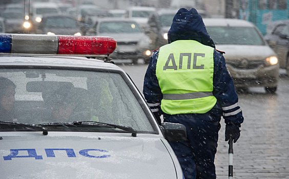 На Сахалине пассажирский автобус вылетел на встречную полосу