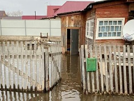В микрорайоне Уфы талые воды затопили придомовые территории