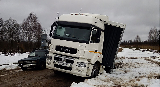 Застрявшего под Ярославлем дальнобойщика вытащили из снежного плена