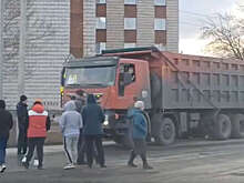 Жители новосибирского поселка протестуют против грузовиков, гуляя по переходам