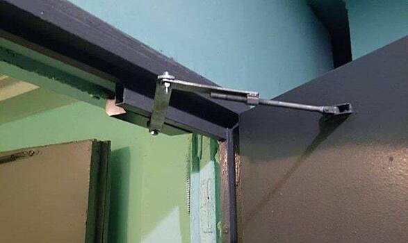 Сотрудники «Жилищника» отремонтировали дверной доводчик в доме в Ферганском проезде