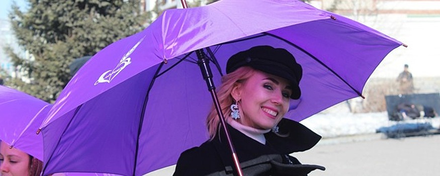 В Новосибирске девушки с фиолетовыми зонтиками рассказали об эпилепсии