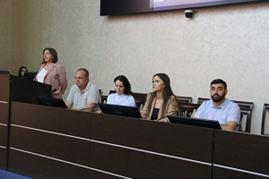 В Ставрополе полицейские и председатель Общественного совета при краевом главке провели профилактическую беседу со студентами-медиками